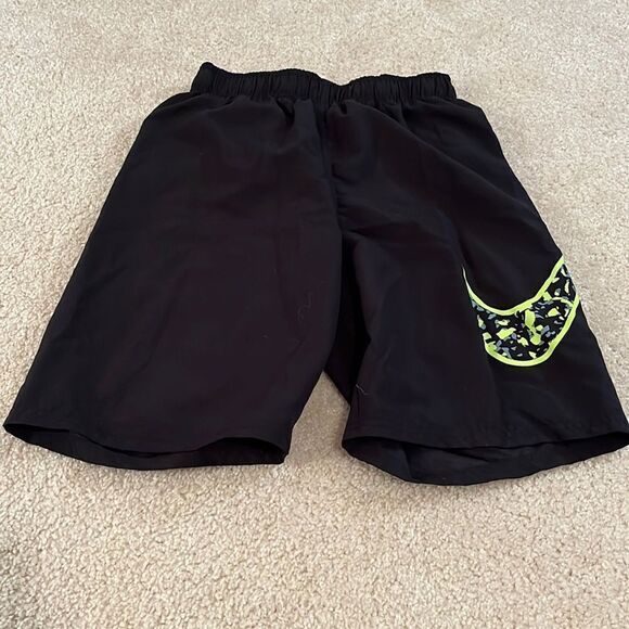 NIKE SIZE MEDIUM SHORTS - Picture 1 of 8